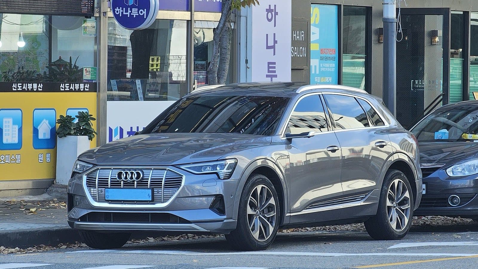 Audi e-tron vizsgálati hibák: ezüst Audi e-tron 55 quattro elektromos szabadidő-autó háromnegyedes elölnézetben.
