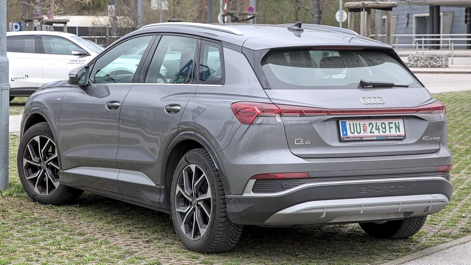 Audi Q4 e-tron vizsgálati hibák: szürke Audi Q4 e-tron 40 elektromos SUV hátsó nézetben, töltőcsatlakozóval.