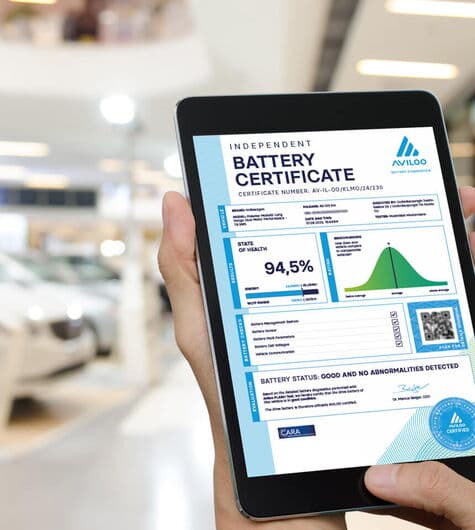 AVILOO független akkumulátor-tanúsítvány egy tableten: 94,5% State of Health, CARA-pecsét és online ellenőrizhető QR-kód.