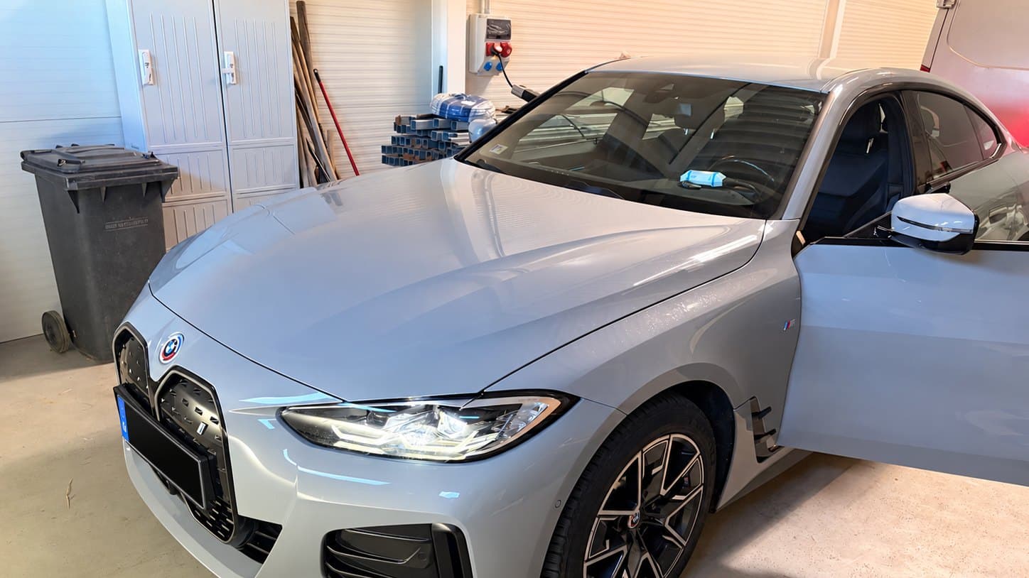 BMW i4 eDrive40 helyszíni állapotfelmérése: az autó a mérés helyszínén, a független AVILOO- és diagnosztikai mérés előkészítve. — EVX elektromos autó átvizsgálás és állapotfelmérés.