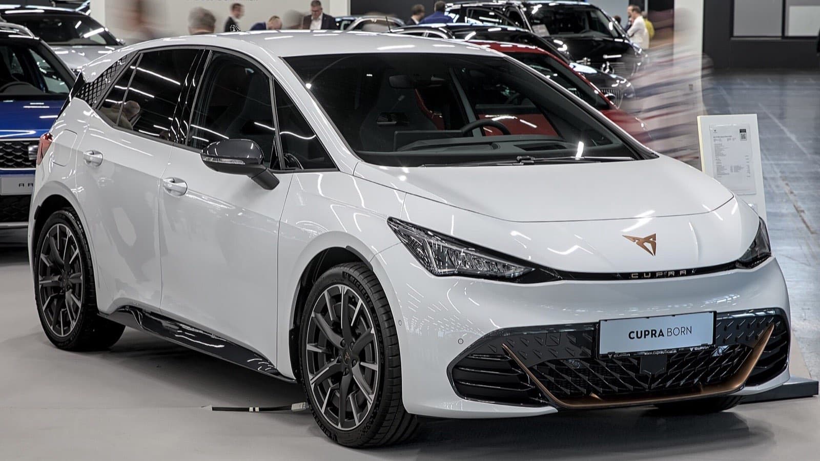 CUPRA Born vizsgálati hibák: fehér CUPRA Born elektromos kompakt autó háromnegyedes elölnézetben.