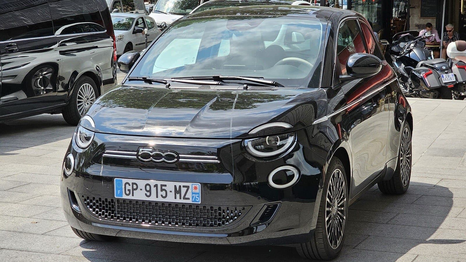 Fiat 500e vizsgálati hibák: fekete Fiat 500e elektromos kisautó szemből, jellegzetes fényszórókkal.