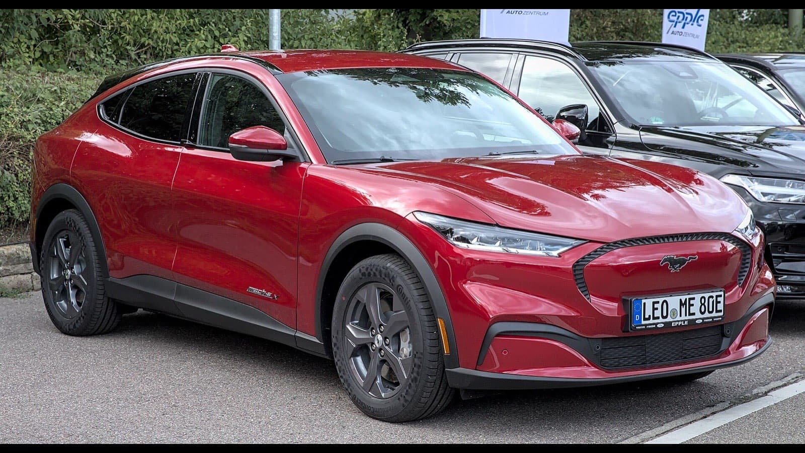 Ford Mustang Mach-E használtan: piros Ford Mustang Mach-E elektromos SUV háromnegyedes elölnézetben.