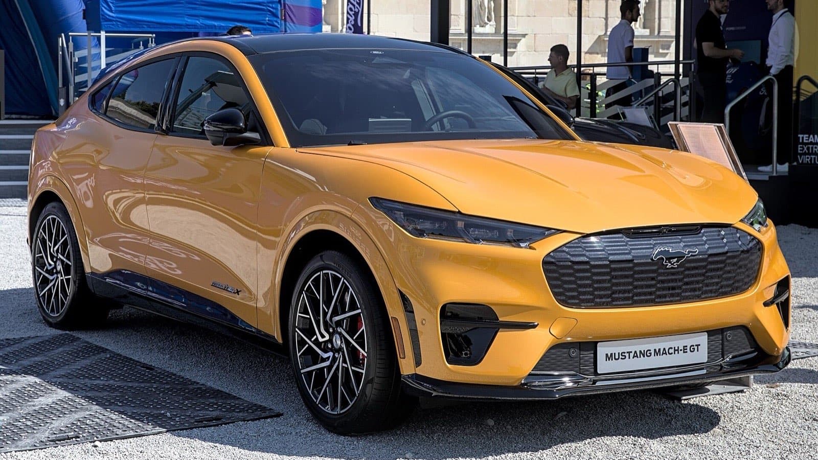 Ford Mustang Mach-E vizsgálati hibák: sárga Ford Mustang Mach-E GT elektromos SUV háromnegyedes elölnézetben.