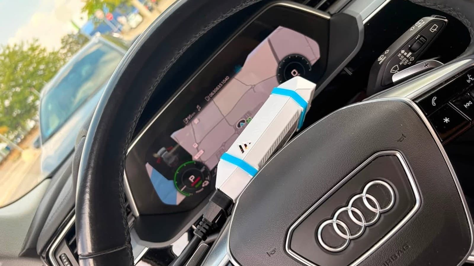 EVX szakember helyszíni EV-rendszerdiagnosztikát végez egy elektromos autó utasterében, laptopon futó diagnosztikai szoftverrel.