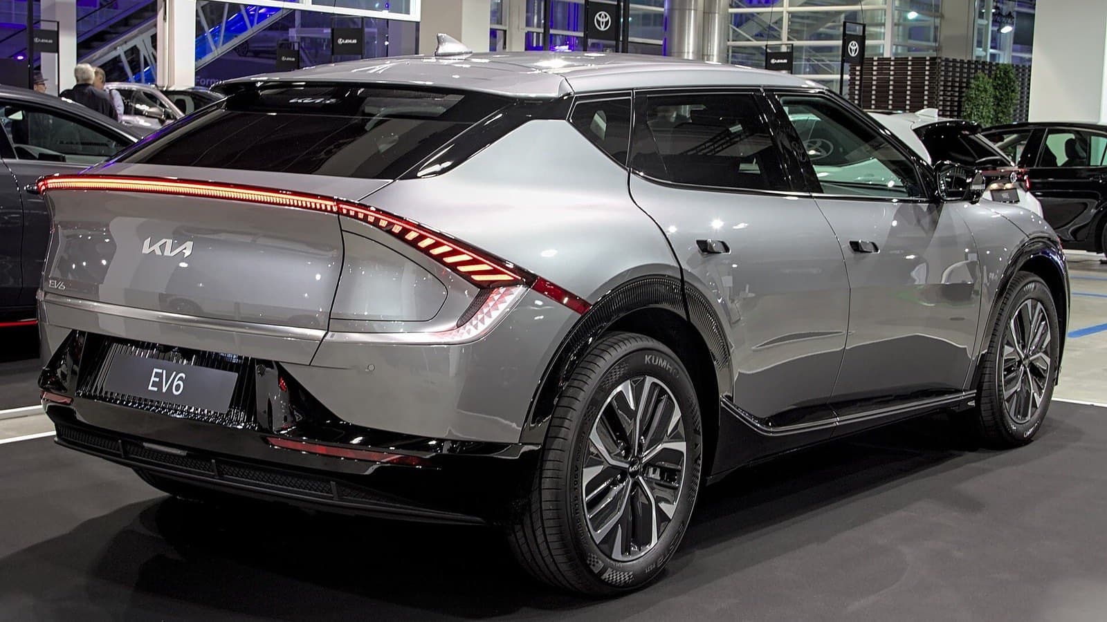 KIA EV6 vagy Hyundai Ioniq 5 használtan: ezüst Kia EV6 elektromos autó hátsó háromnegyed nézetben.