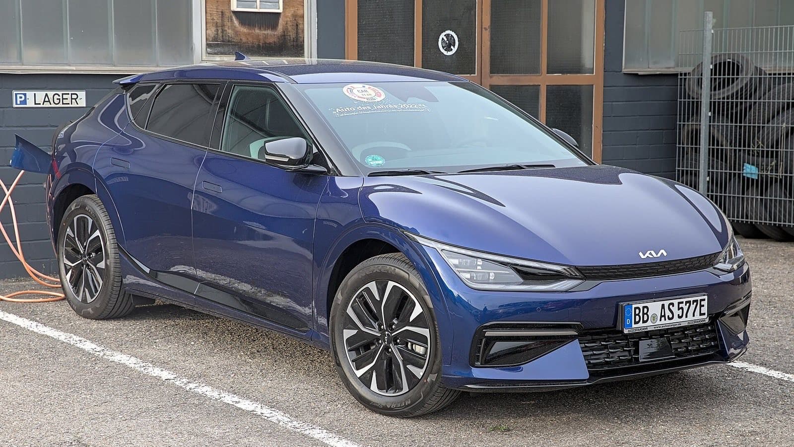 KIA EV6 vizsgálati hibák: sötétkék Kia EV6 GT-Line elektromos autó háromnegyedes elölnézetben.