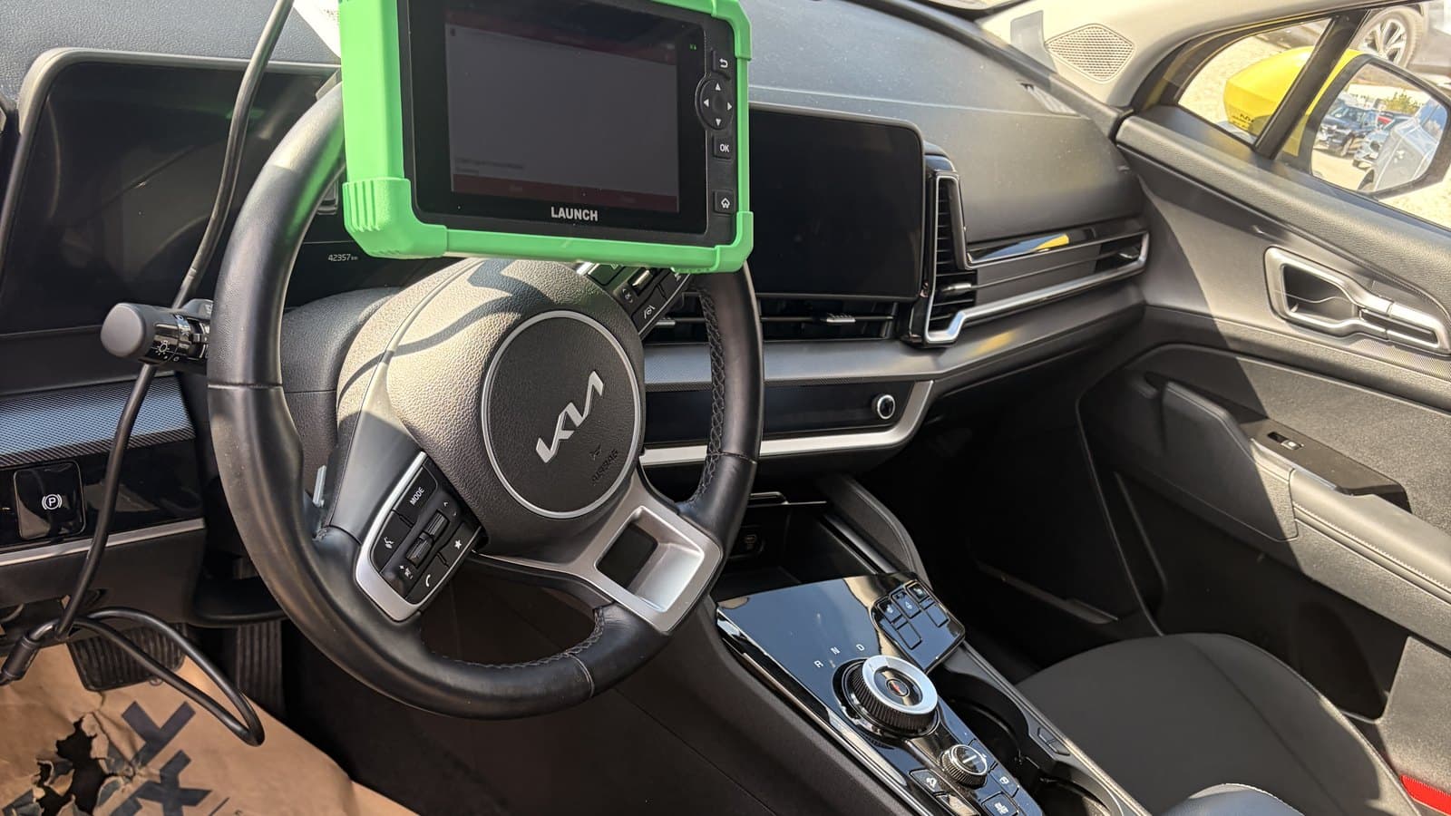 Kia Sportage PHEV helyszíni állapotfelmérése: a jármű a mérés helyszínén, a független AVILOO akkumulátorteszt előkészítve.