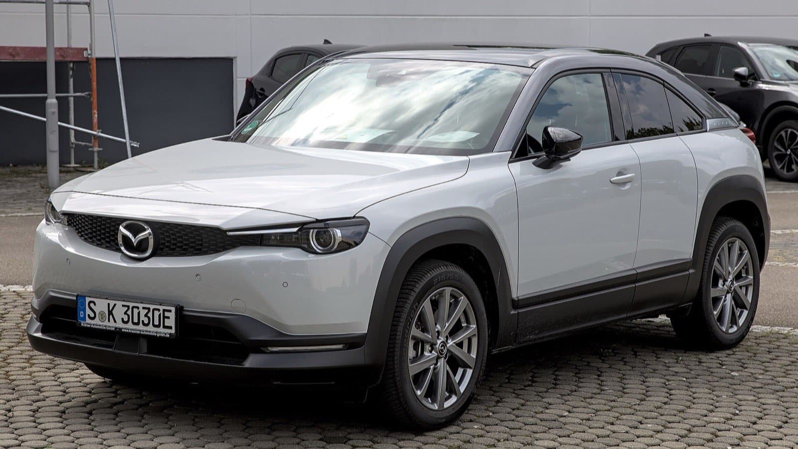 Mazda MX-30 használtan: világos ezüst Mazda MX-30 EV elektromos autó háromnegyedes elölnézetben.
