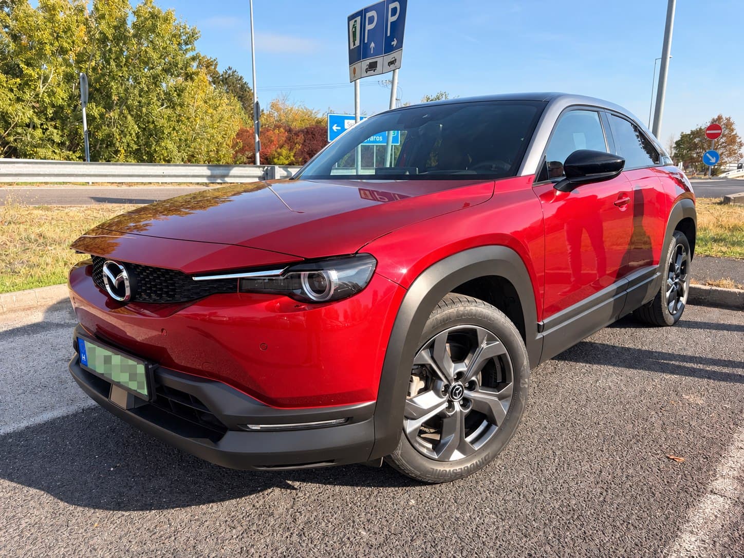 Piros Mazda MX-30 a székesfehérvári helyszíni átvizsgáláson, anonimizált rendszámmal. — EVX elektromos autó átvizsgálás és állapotfelmérés.