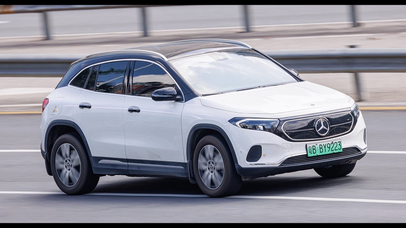 Mercedes EQA vizsgálati hibák: fehér Mercedes-Benz EQA elektromos szabadidő-autó háromnegyedes elölnézetben.