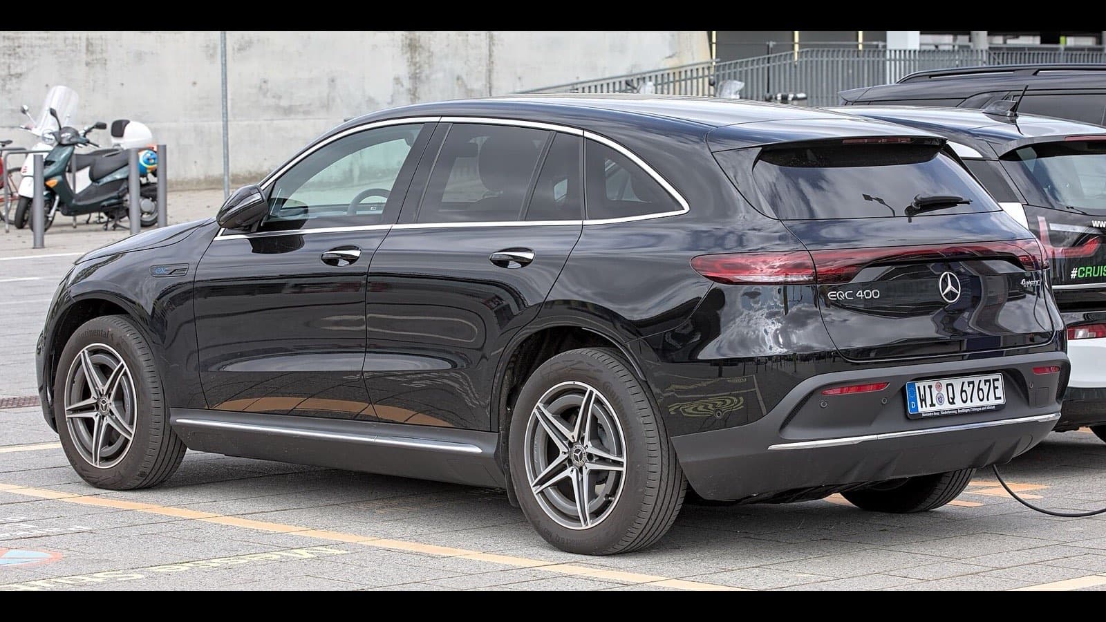 Mercedes EQC vizsgálati hibák: fekete Mercedes-Benz EQC 400 elektromos SUV töltőkábelen, a hűtőköri kampány illusztrációja.