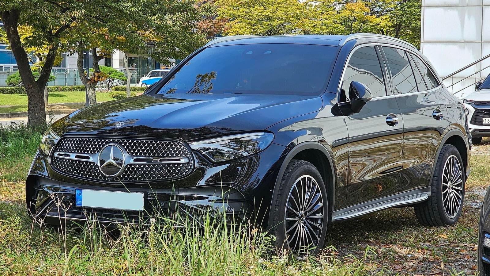 Mercedes GLC vizsgálati hibák: fekete Mercedes-Benz GLC 300e plug-in hibrid szabadidő-autó háromnegyedes elölnézetben.