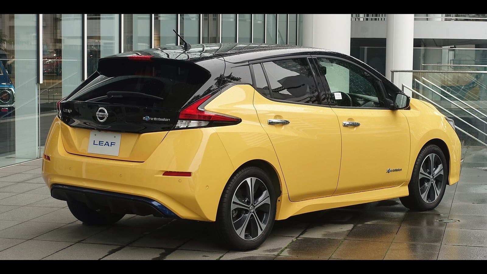 Nissan Leaf 40 vagy 60 kWh használtan: sárga Nissan Leaf ZE1 elektromos autó hátsó nézetben.
