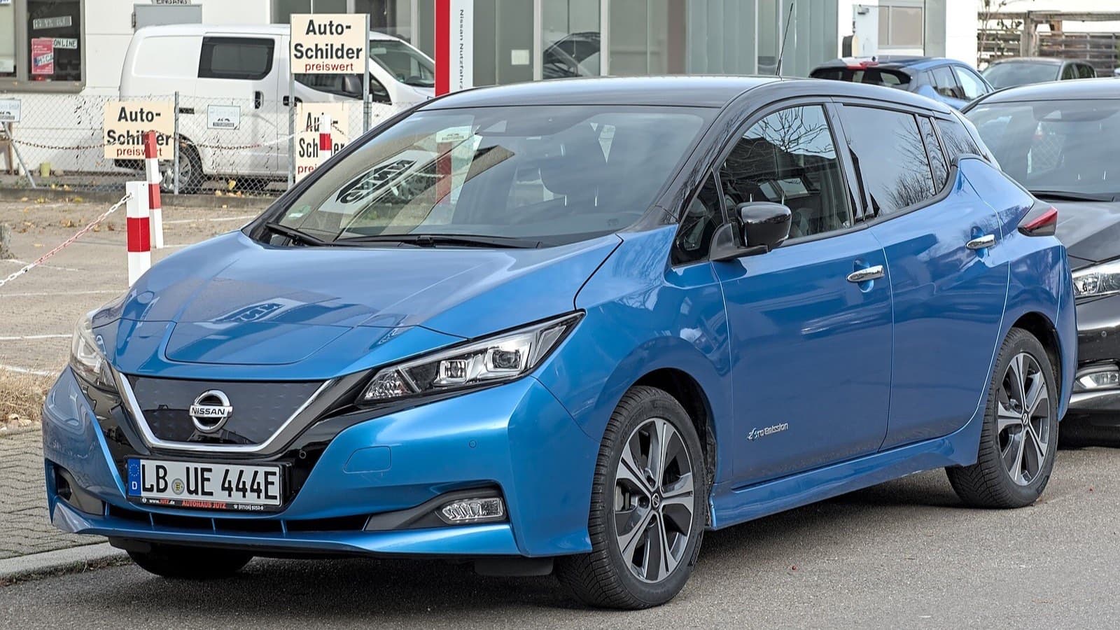 Nissan Leaf ZE1 vizsgálati hibák: kék Nissan Leaf elektromos autó háromnegyedes elölnézetben.