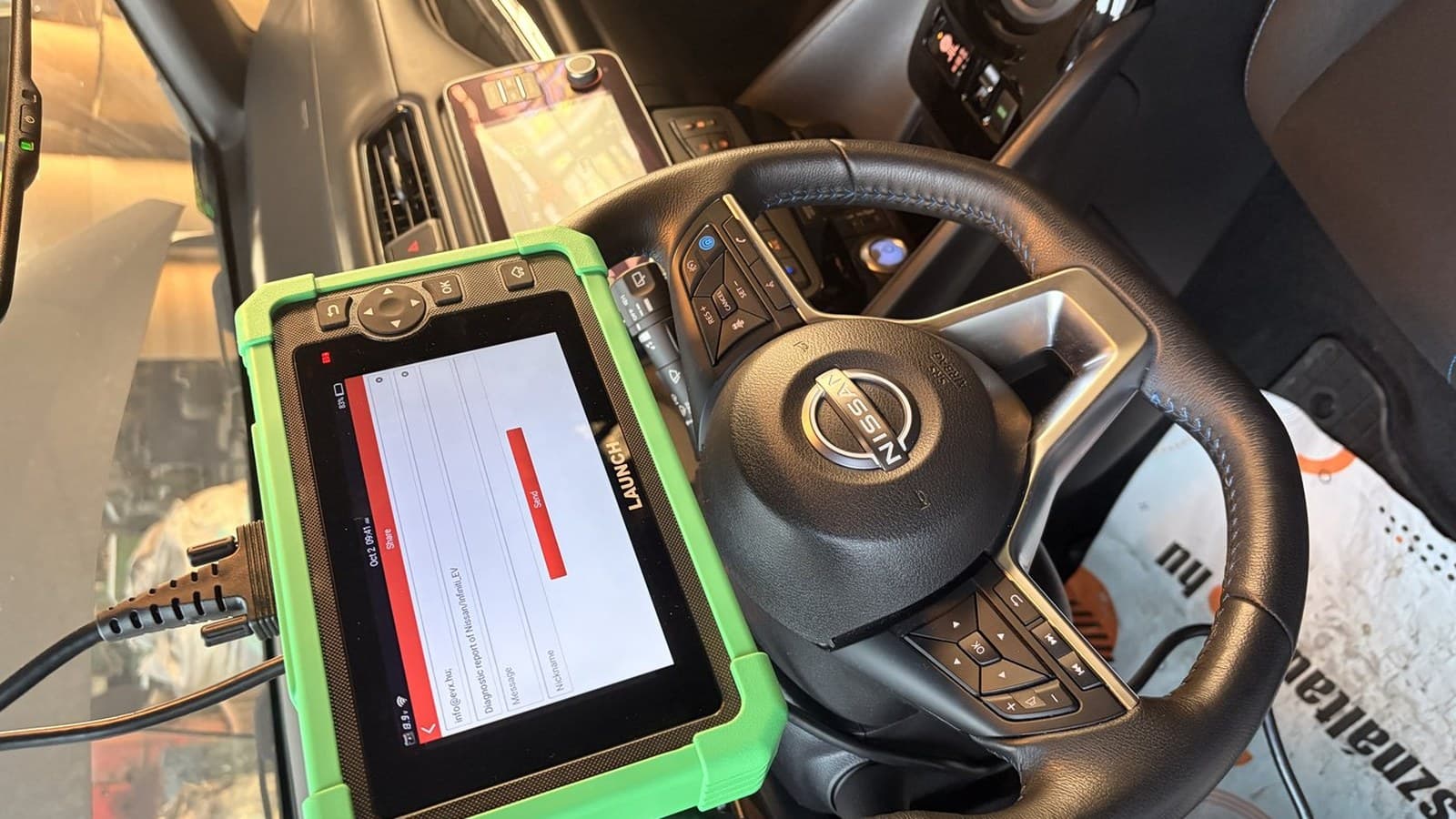 Helyszíni diagnosztikai eszköz egy Nissan Leaf utasterében, az EVX kiszállásos állapotfelmérése közben.