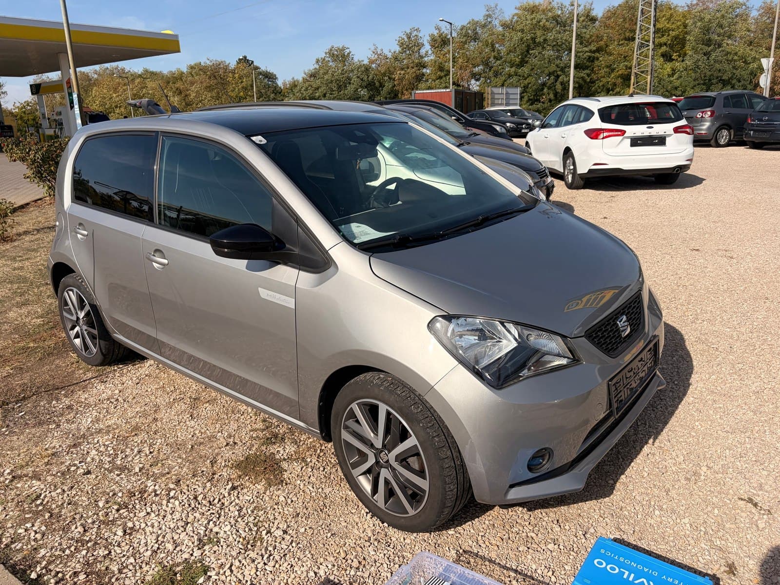 Ezüst SEAT Mii electric a helyszíni átvizsgáláson, anonimizált rendszámmal. — EVX elektromos autó átvizsgálás és állapotfelmérés.