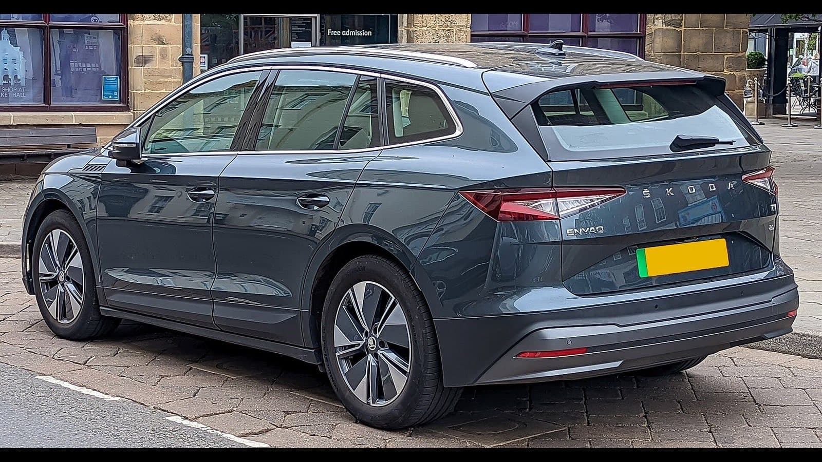 Škoda Enyaq használtan: sötétszürke Škoda Enyaq iV 80 elektromos autó hátsó háromnegyed nézetben.