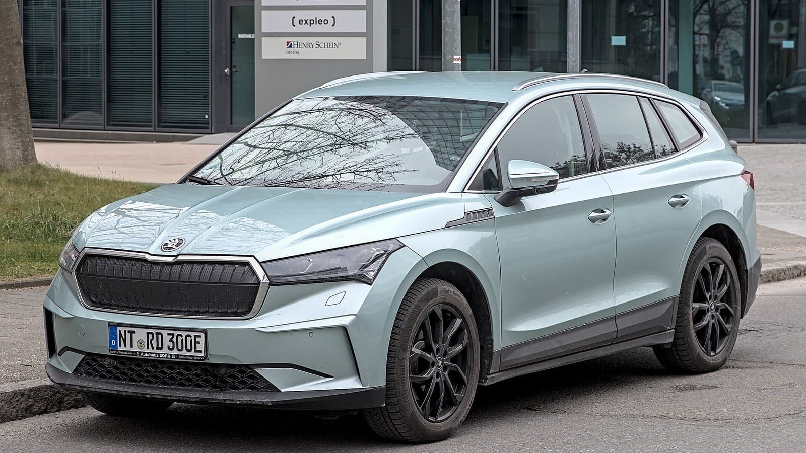 Škoda Enyaq vizsgálati hibák: világos ezüstzöld Škoda Enyaq iV elektromos szabadidő-autó háromnegyedes elölnézetben.