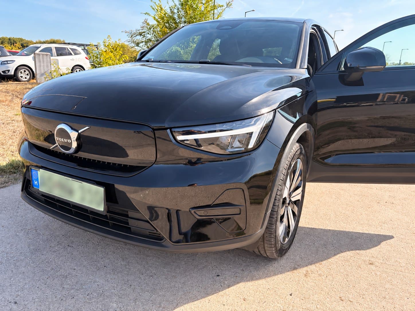 Fekete Volvo C40 Recharge a helyszíni átvizsgáláson, anonimizált rendszámmal. — EVX elektromos autó átvizsgálás és állapotfelmérés.