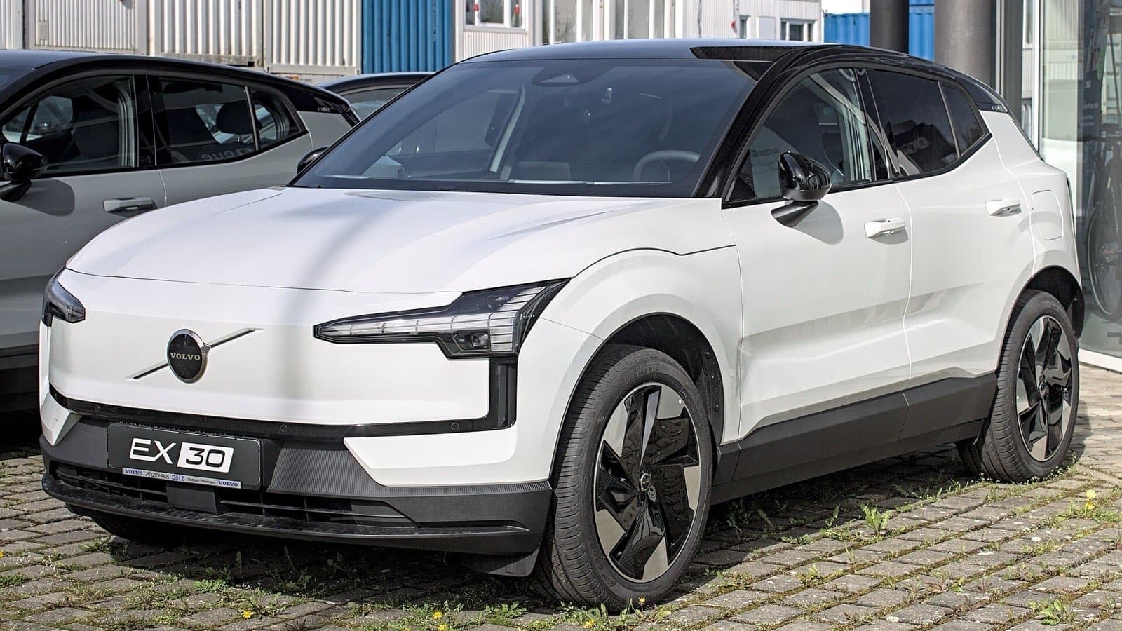 Volvo EX30 vagy XC40 Recharge használtan: fehér Volvo EX30 elektromos SUV háromnegyedes elölnézetben.