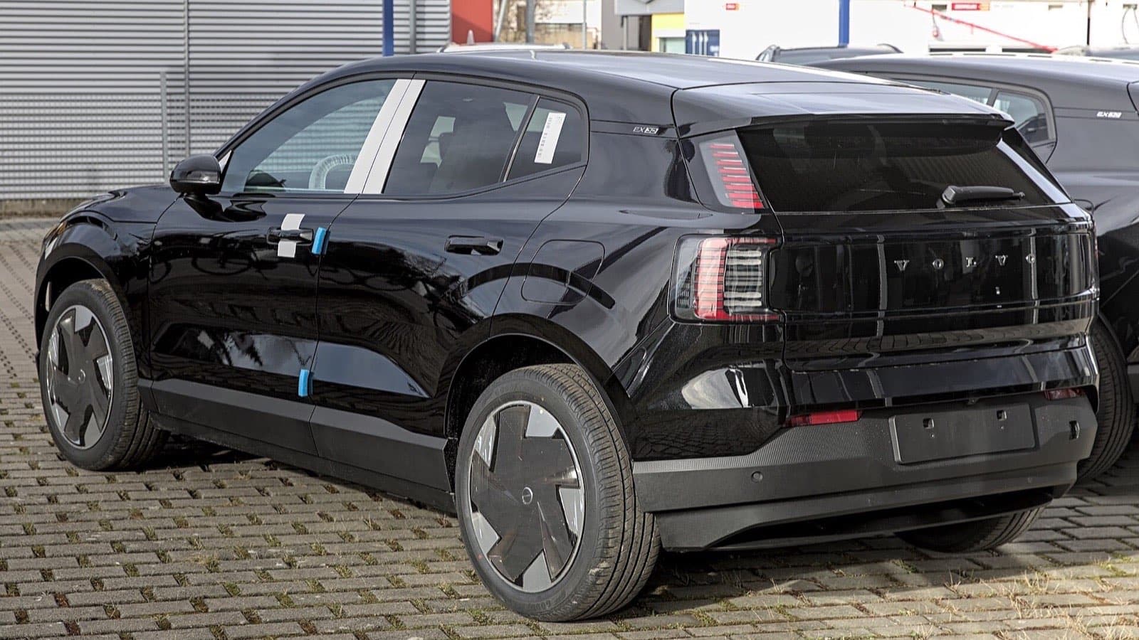 Volvo EX30 vizsgálati hibák: fekete Volvo EX30 elektromos kompakt SUV hátsó nézetben.
