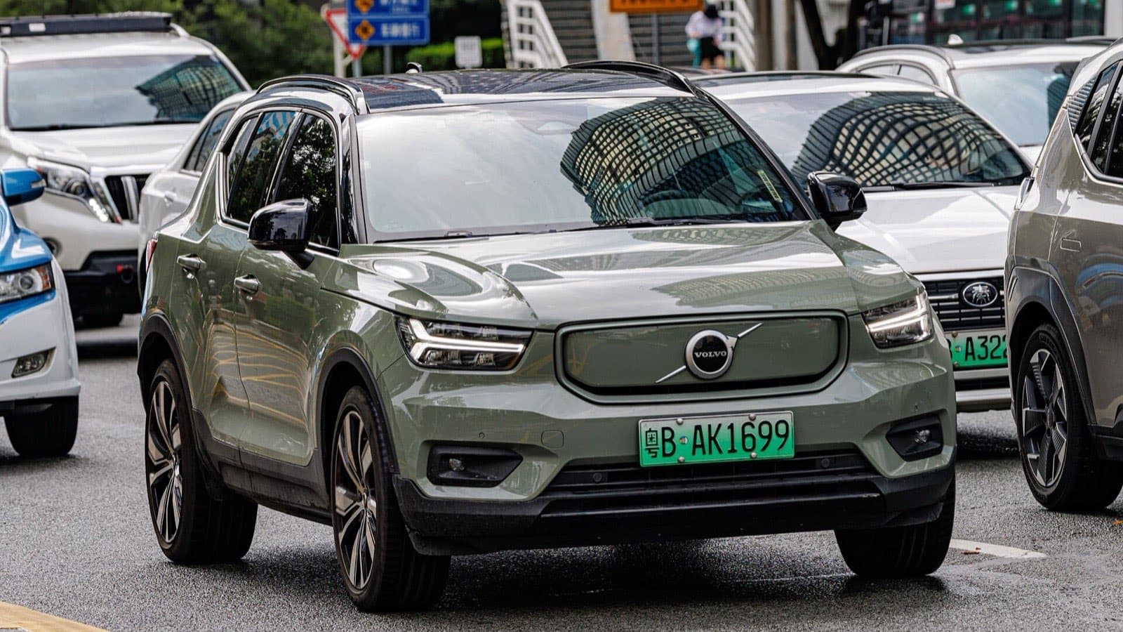 Volvo XC40 Recharge használtan: zsályazöld Volvo XC40 Recharge elektromos autó szemből, zárt hűtőráccsal.