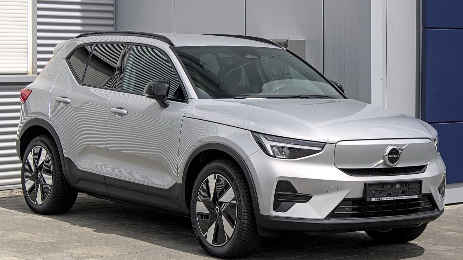 Volvo XC40 Recharge vizsgálati hibák: ezüst Volvo XC40 Recharge elektromos szabadidő-autó háromnegyedes elölnézetben.