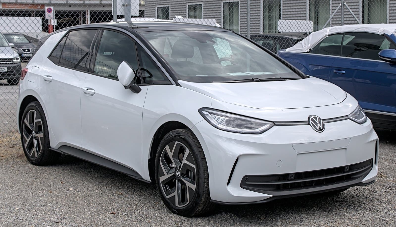 VW ID.3 vizsgálati hibák: fehér Volkswagen ID.3 2023-as facelift háromnegyedes elölnézetben, a fék- és akkumulátorhibák illusztrációja.