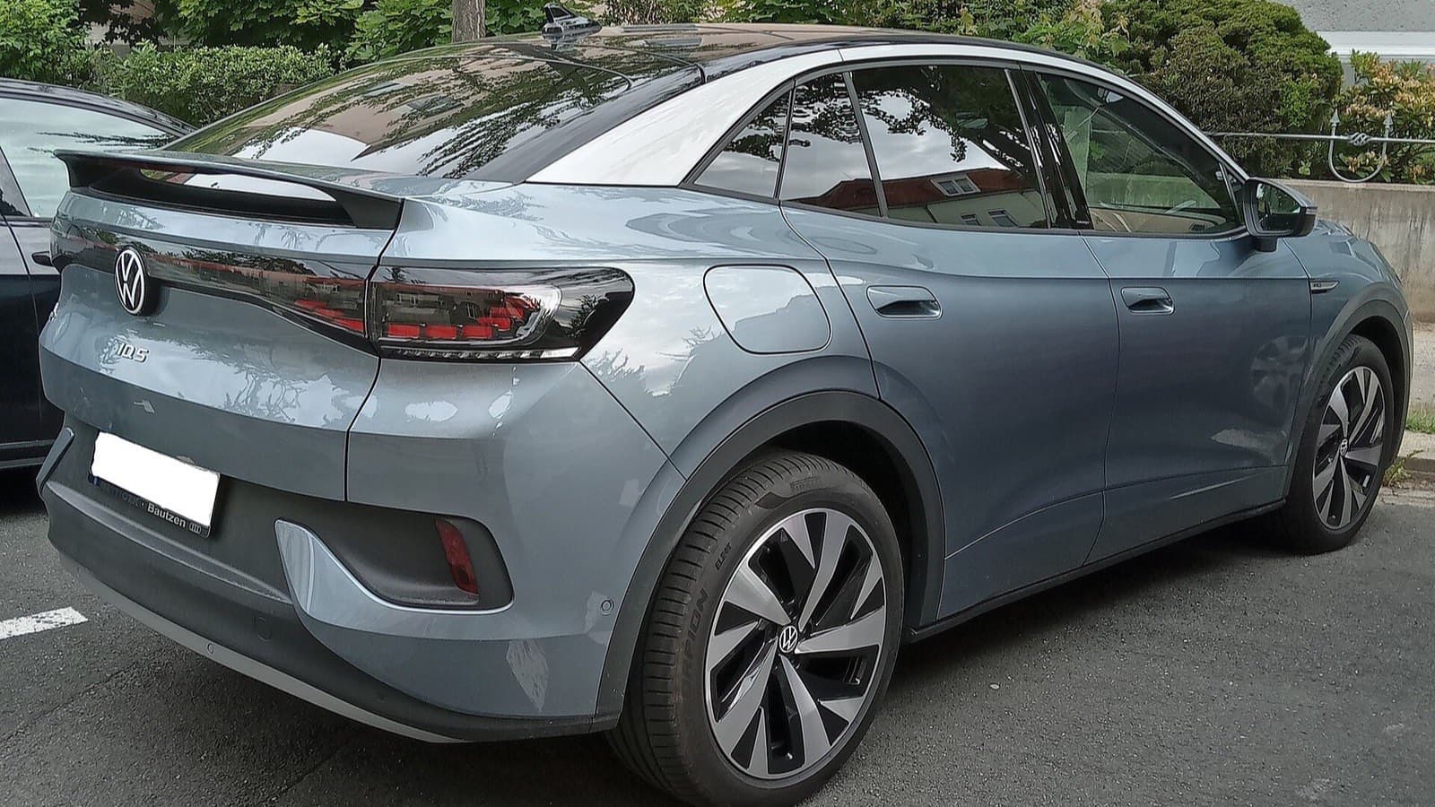 VW ID.5 vagy ID.4 használtan: szürke Volkswagen ID.5 elektromos autó hátsó háromnegyed nézetben.