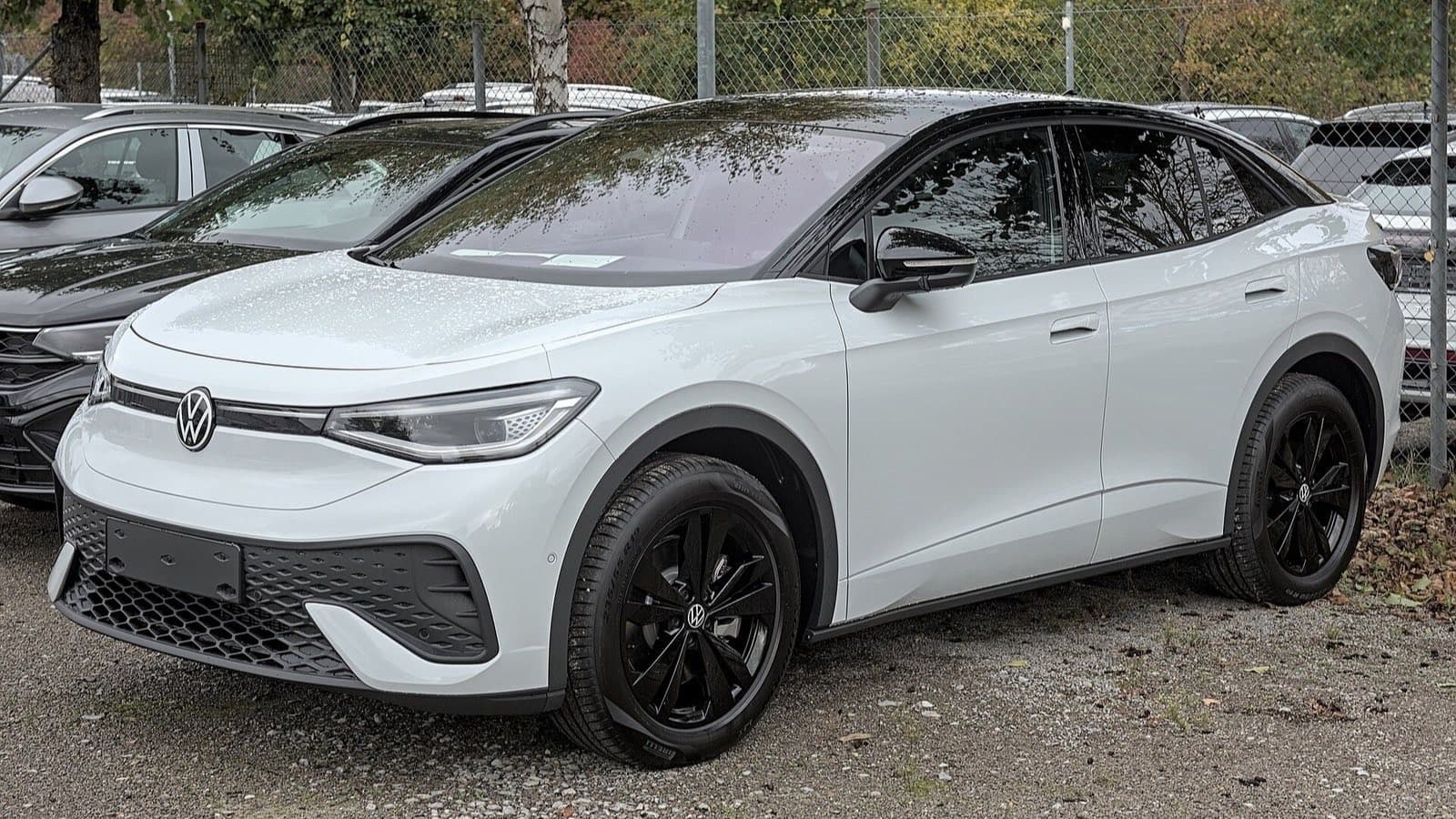 VW ID.5 vizsgálati hibák: fehér Volkswagen ID.5 elektromos kupé-szabadidő-autó háromnegyedes elölnézetben.