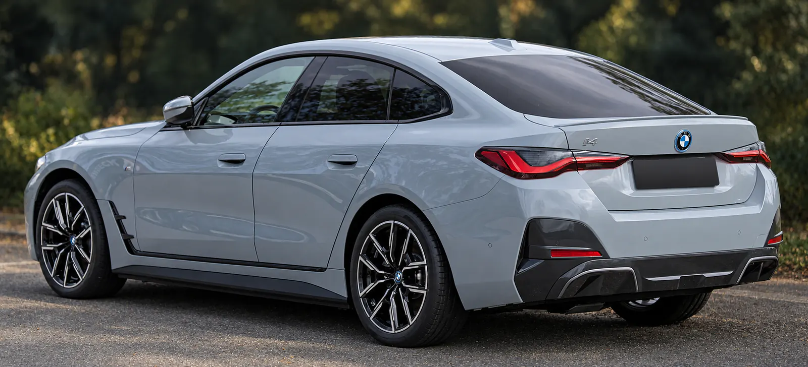 2022-es BMW i4 hátsó háromnegyedes nézetben; a rendszám anonimizálva.
