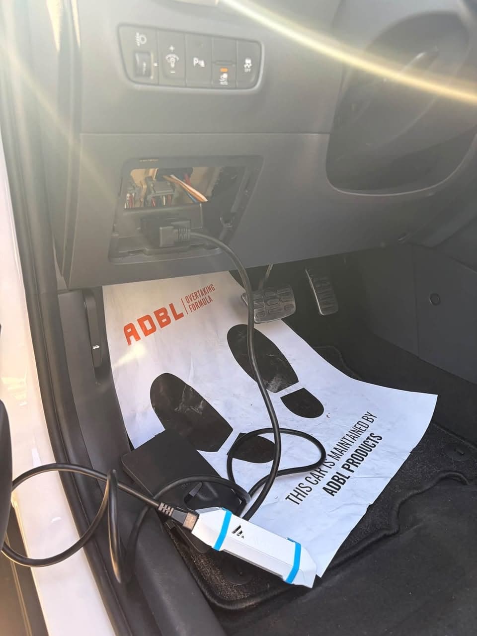 Hyundai Kona Electric diagnosztikai csatlakozása egy helyszíni elektromosautó-átvizsgálás során.