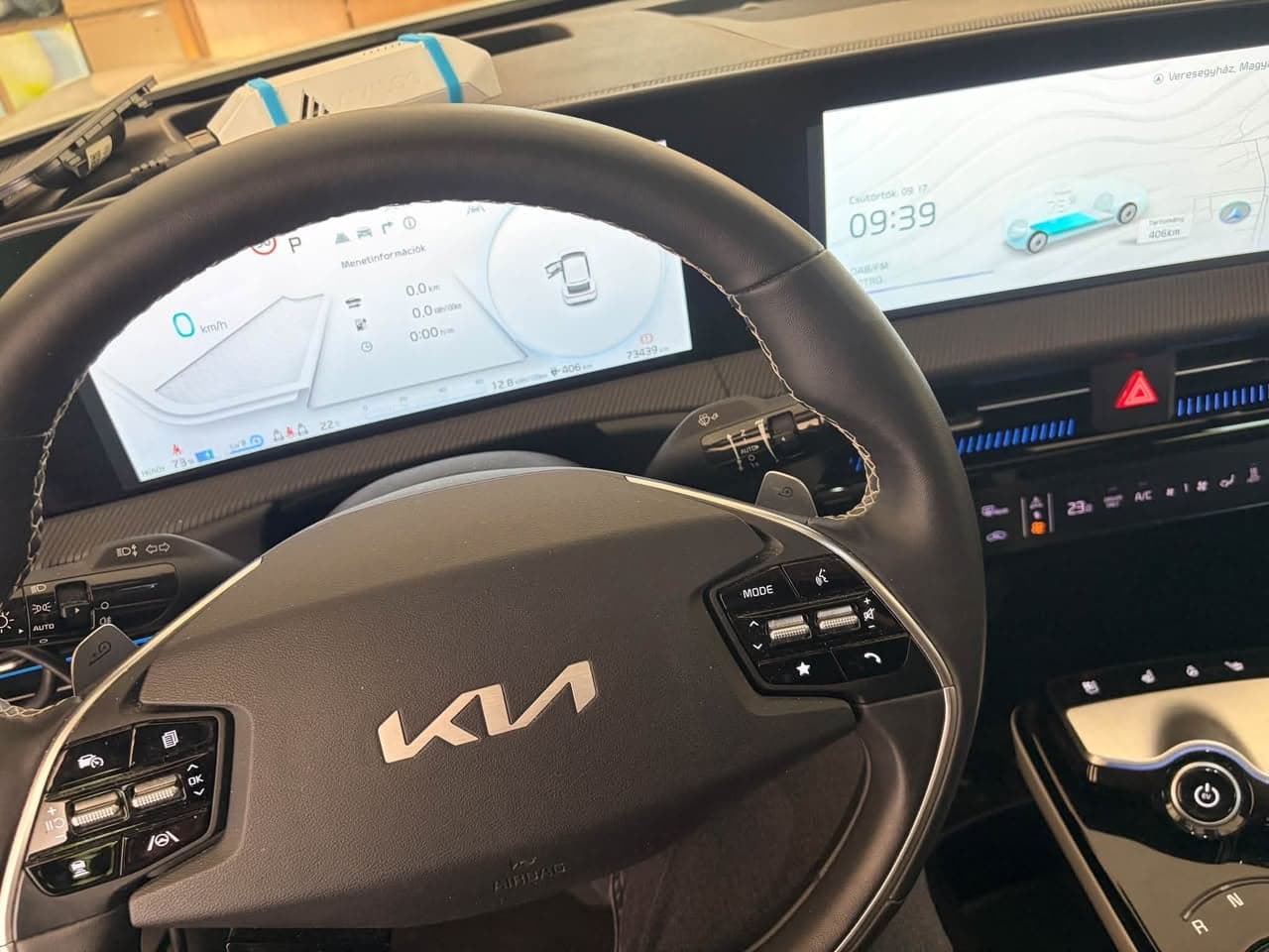 Kia EV6 utastere csatlakoztatott diagnosztikai eszközzel a helyszíni elektromosautó-vizsgálat során.