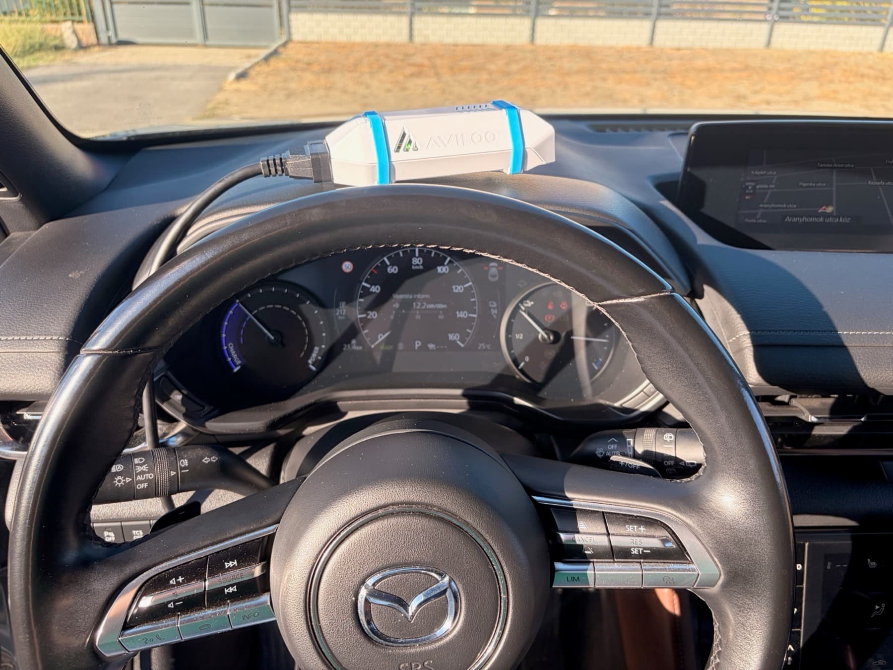 AVILOO Flash mérőeszköz egy Mazda MX-30 utasterében akkumulátorvizsgálat közben.