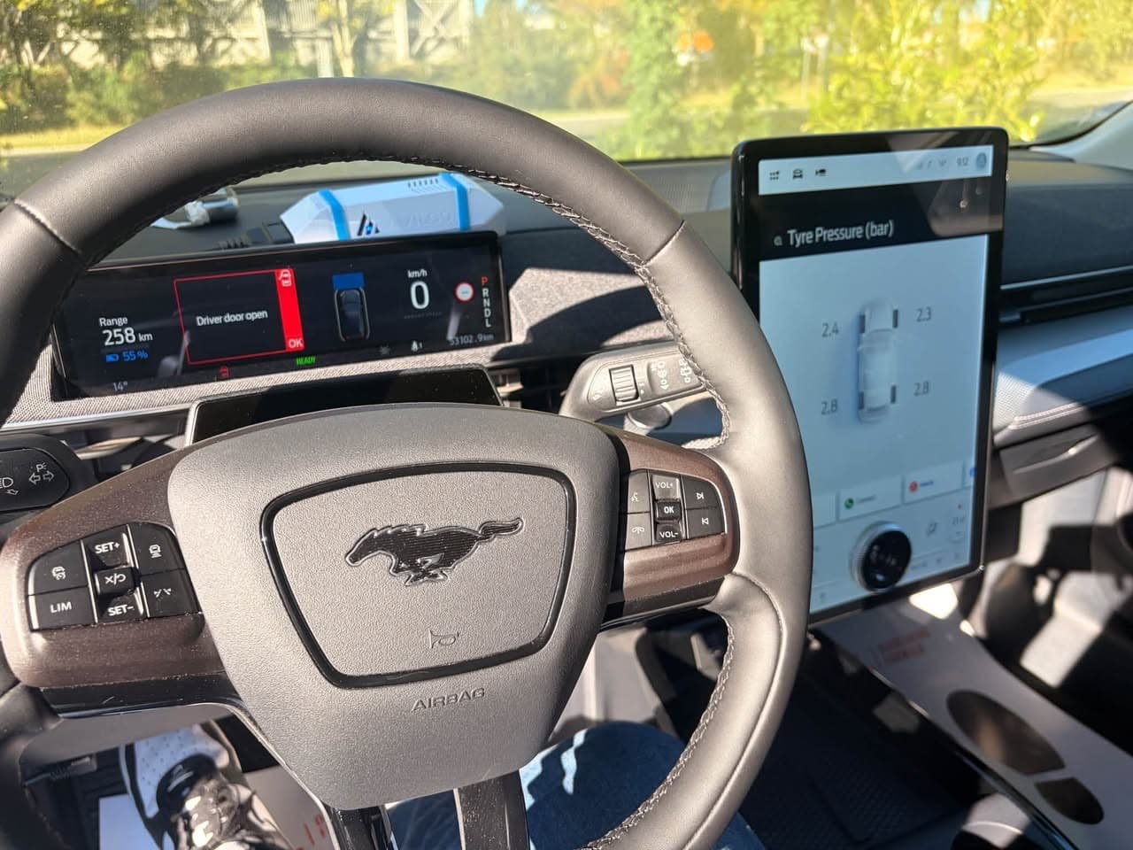 Ford Mustang Mach-E utastere csatlakoztatott diagnosztikai eszközzel egy független EVX állapotfelmérésen.