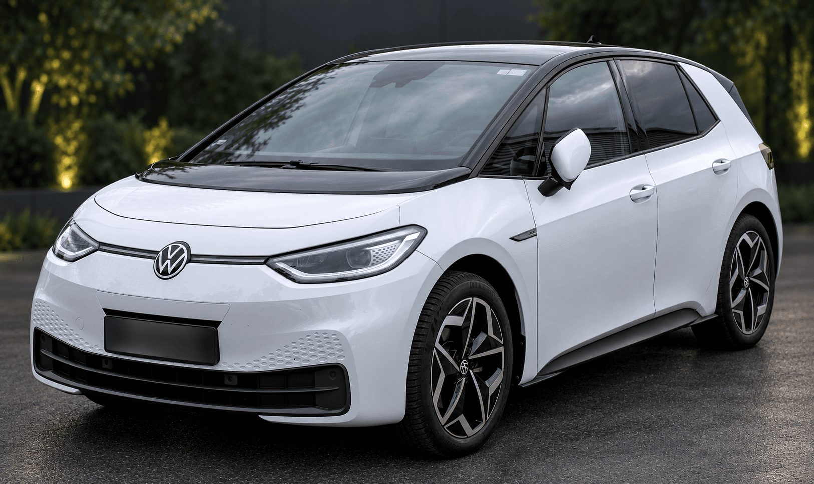 Volkswagen ID.3 elektromos autó háromnegyedes elölnézetben, anonimizált rendszámmal.