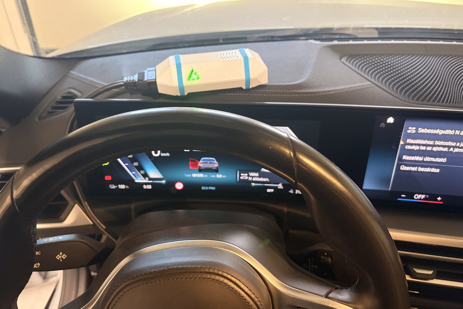 AVILOO Box a BMW i4 műszerfalán, a kilométeróra 181 578 kilométert mutat a független akkumulátorteszt közben — elektromos autó átvizsgálás és állapotfelmérés.
